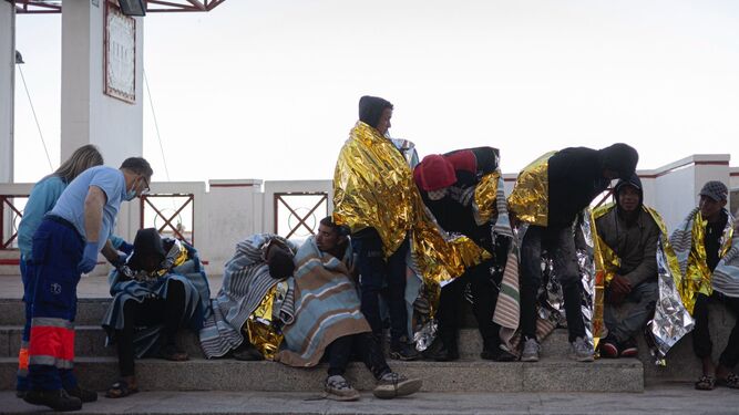 Los inmigrantes llegados a Cádiz, atendidos por los servicios sanitarios.